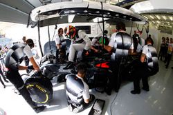 Stoffel Vandoorne, McLaren MP4-31 dans le garage