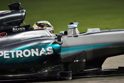 Lewis Hamilton, Mercedes AMG F1 W07 Hybrid with a damaged floor