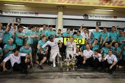 Winnaar Nico Rosberg, Mercedes AMG F1 Team viert met ploegmaat Lewis Hamilton, Mercedes AMG F1 Team 