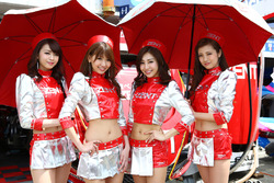 LEXUS TEAM ZENT CERUMO レースクイーン
