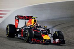 Daniil Kvyat, Red Bull Racing RB12 bloque ses roues au freinage