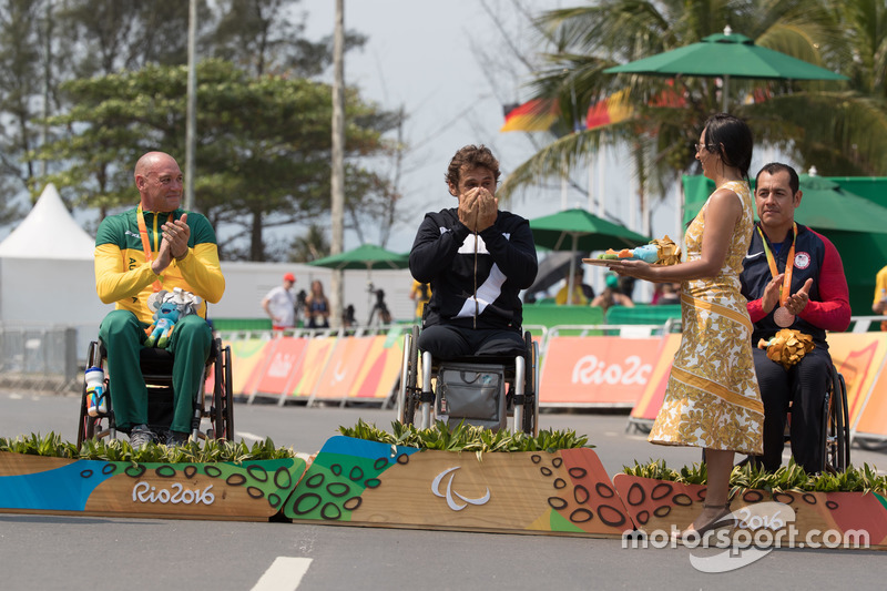 Podio: medalla de oro para Alex Zanardi, de plata para Stuart Tripp y bronce para Óscar Sánchez