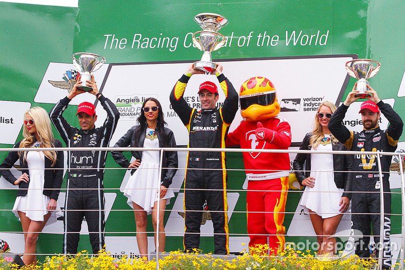 Podio: ganador Simon Pagenaud, Team Penske Chevrolet, segundo lugar Helio Castroneves, Team Penske C