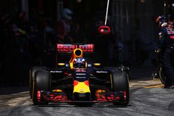 Daniel Ricciardo, Red Bull Racing RB12 makes a pit stop