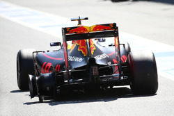 Daniel Ricciardo, Red Bull Racing RB12 pits late di race bersama puncture