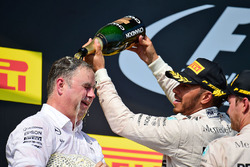 Ron Meadows, manager Mercedes AMG F1 fête la victoire sur le podium avec Lewis Hamilton, Mercedes AMG F1 et Nico Rosberg, Mercedes AMG F1