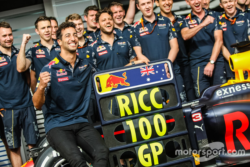 Daniel Ricciardo, Red Bull Racing, feiert den 100. Grand Prix mit dem Team