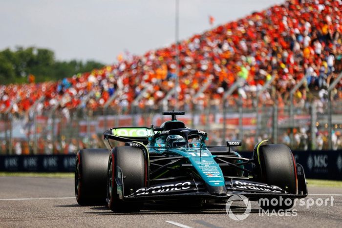 Lance Stroll, Aston Martin AMR24, llega a la parrilla