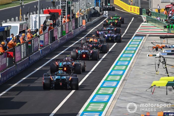 Fernando Alonso, Aston Martin AMR24, Lewis Hamilton, Mercedes F1 W15, George Russell, Mercedes F1 W15, Max Verstappen, Red Bull Racing RB20, Oscar Piastri, McLaren MCL38, cola a la salida de boxes.