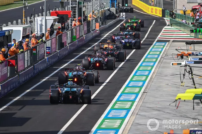 Fernando Alonso, Aston Martin AMR24, Lewis Hamilton, Mercedes F1 W15, George Russell, Mercedes F1 W15, Max Verstappen, Red Bull Racing RB20, Oscar Piastri, McLaren MCL38, file d'attente à la sortie de la voie des stands.