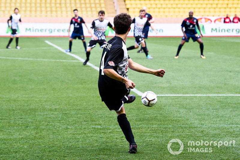 Nyck de Vries jugando a fútbol