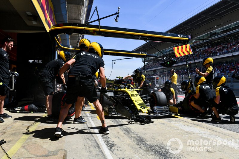 Nico Hulkenberg, Renault R.S. 19, in the pits