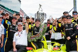 Simon Pagenaud, Team Penske Chevrolet celebrates in victory lane with his team