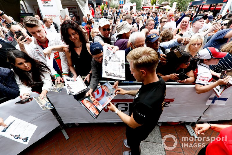 Kevin Magnussen, Haas F1 signs a autograph for a fan