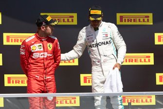 Lewis Hamilton, Mercedes AMG F1, 1e plaats, met Sebastian Vettel, Ferrari, 2e plaats op het podium