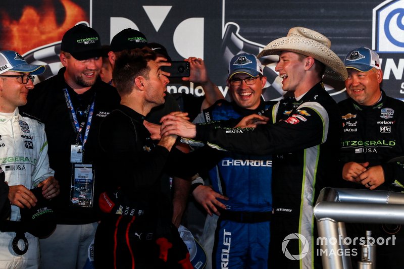 Ganador Josef Newgarden, Team Penske Chevrolet celebra en victory lane con Will Power, Team Penske Chevrolet