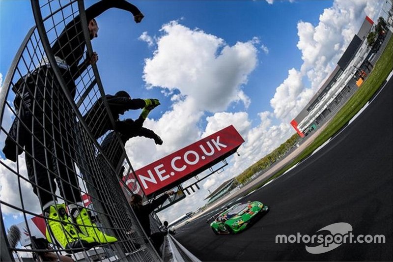 Il team Imperale Racing festeggia la doppietta