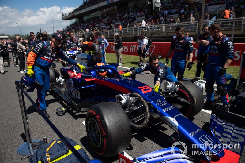 Alexander Albon, Toro Rosso STR14, arriva in griglia di partenza