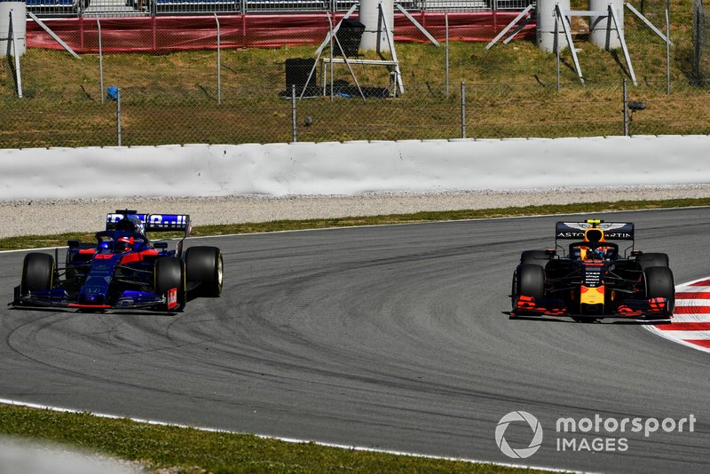 Pierre Gasly, Red Bull Racing RB15, passes Daniil Kvyat, Toro Rosso STR14