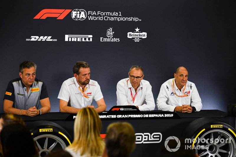 Mario Isola, Racing Manager, Pirelli Motorsport, Steve Nielsen, Stefano Domenicali y Bruno Michel en la rueda de prensa de los nuevos neumáticos de F2 