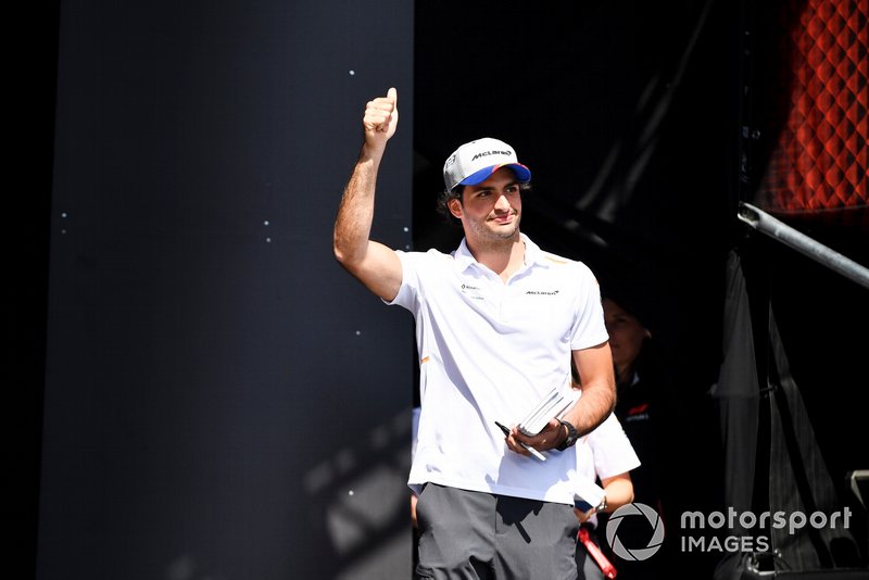 Carlos Sainz Jr., McLaren en el escenario en la Fan Zone