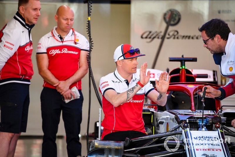 Kimi Raikkonen, Alfa Romeo Racing talking with engineer
