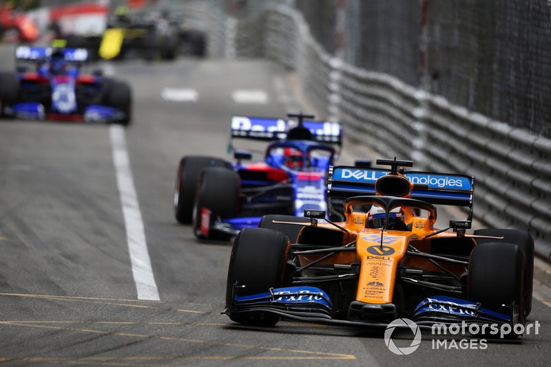 Carlos Sainz Jr., McLaren MCL34, devant Daniil Kvyat, Toro Rosso STR14