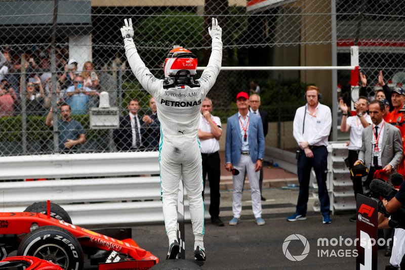Lewis Hamilton, Mercedes AMG F1, prima posizione, festeggia all'arrivo al Parc Ferme