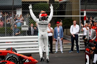 Lewis Hamilton, Mercedes AMG F1, 1e plaats, viert feest in Parc Ferme