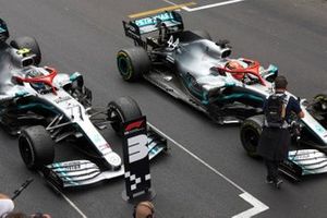 Lewis Hamilton, Mercedes AMG F1 W10, 1e plaats, en Valtteri Bottas, Mercedes AMG W10, 3e plaats, in Parc Ferme