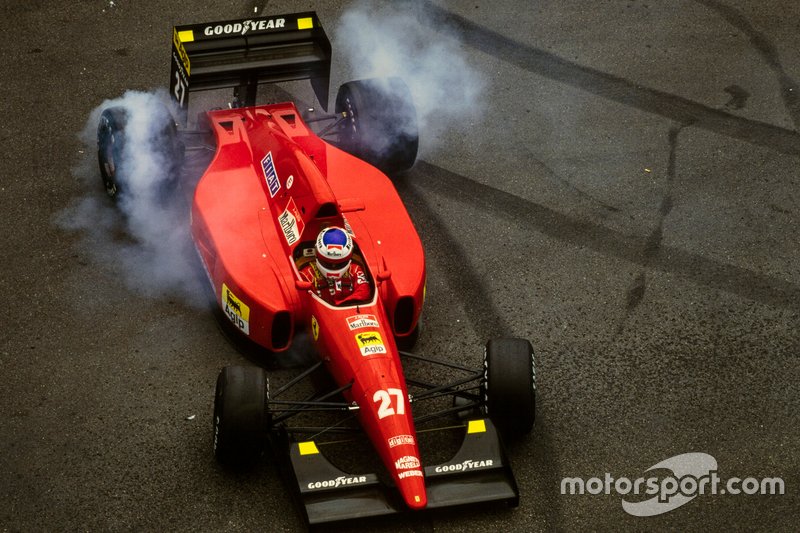 Jean Alesi, Ferrari F92A, después de hacer trompo