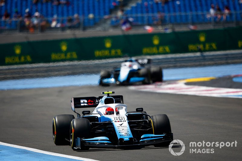 Robert Kubica, Williams FW42, leads George Russell, Williams Racing FW42