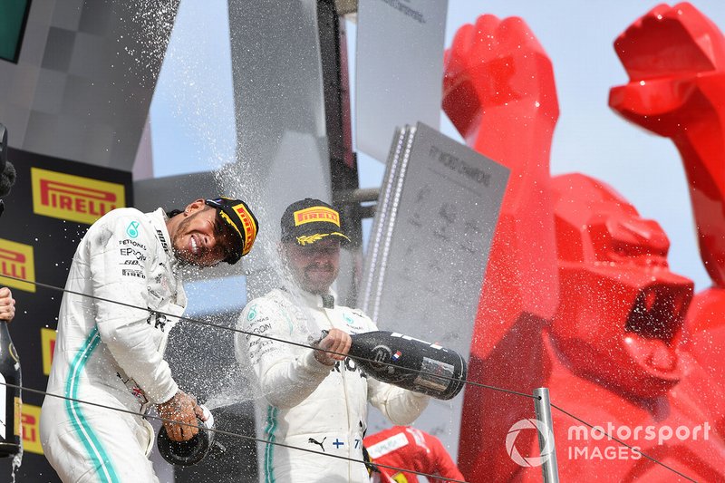 Lewis Hamilton, y Valtteri Bottas, primero y segundo y pilotos de Mercedes AMG F1, en el podio del GP de Francia