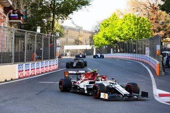 Antonio Giovinazzi, Alfa Romeo Racing C38, Romain Grosjean, Haas F1 Team VF-19, en George Russell, Williams Racing FW42