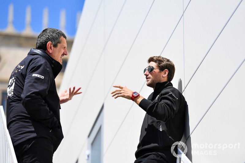 Руководитель Haas F1 Team Гюнтер Штайнер и гонщик команды Ромен Грожан