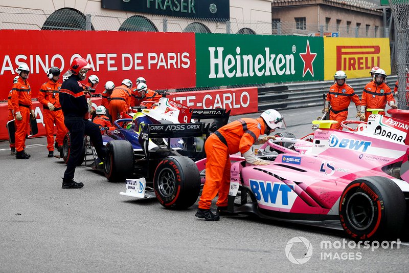 Les commissaires bougent les voitures de Mick Schumacher, Prema Racing, Louis Deletraz, Carlin, Anthoine Hubert, Arden après le drapeau rouge