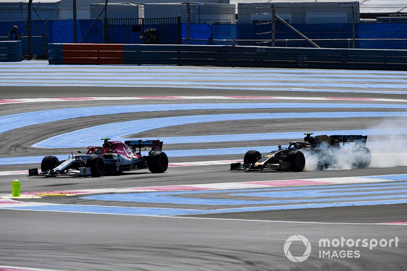 Antonio Giovinazzi, Alfa Romeo Racing C38, Kevin Magnussen, Haas F1 Team VF-19