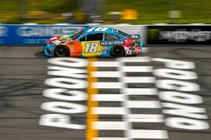  Kyle Busch, Joe Gibbs Racing, Toyota Camry M&M's Hazelnut