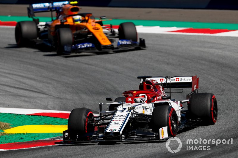 Kimi Raikkonen, Alfa Romeo Racing C38, precede Lando Norris, McLaren MCL34