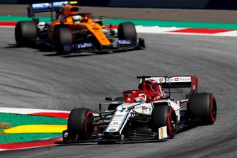 Kimi Raikkonen, Alfa Romeo Racing C38, voor Lando Norris, McLaren MCL34