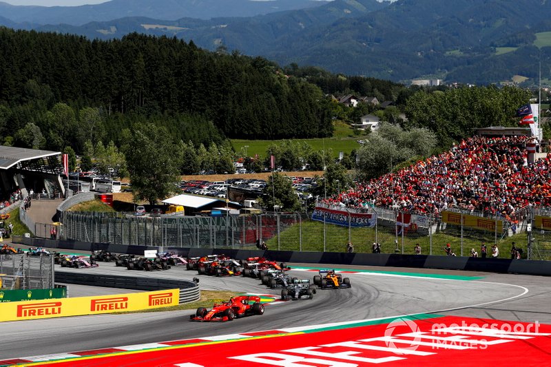 Charles Leclerc, Ferrari SF90, devant Valtteri Bottas, Mercedes AMG W10, Lando Norris, McLaren MCL34, Lewis Hamilton, Mercedes AMG F1 W10, Kimi Raikkonen, Alfa Romeo Racing C38, et le reste du plateau au départ