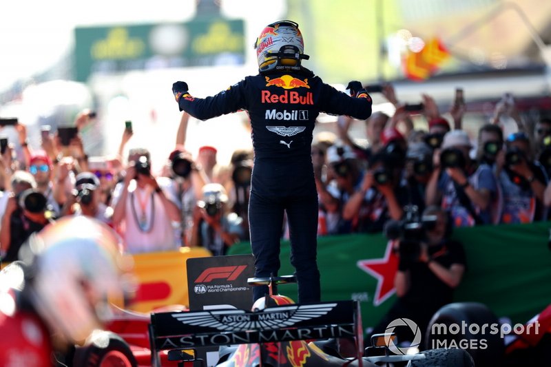 Ganador de la carrera Max Verstappen, Red Bull Racing celebra en Parc Ferme