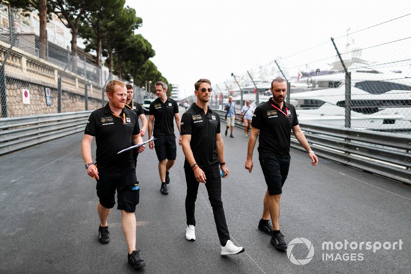 Romain Grosjean, Haas F1, ispeziona il circuito