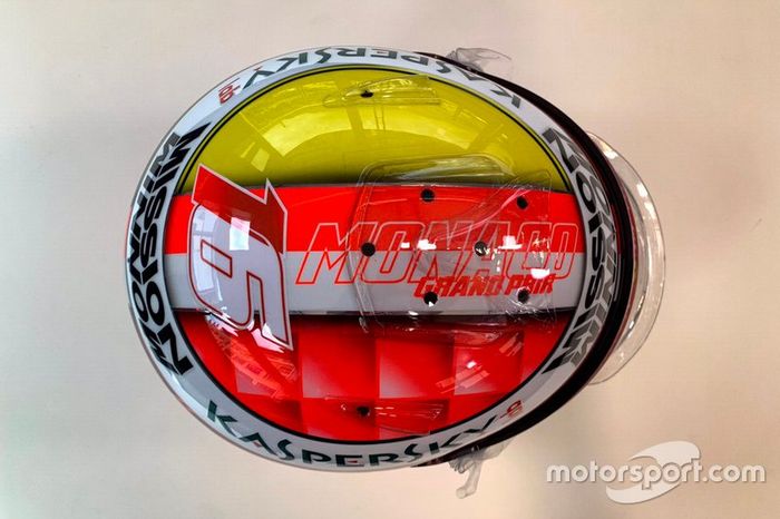 Casco de Charles Leclerc, Ferrari, para el GP de Mónaco
