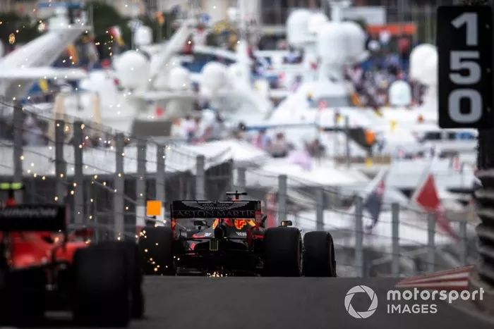Max Verstappen, Red Bull Racing RB15, precede Charles Leclerc, Ferrari SF90