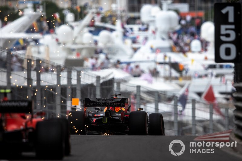 Max Verstappen, Red Bull Racing RB15, precede Charles Leclerc, Ferrari SF90