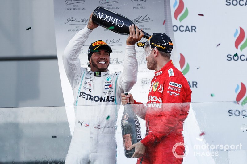 Lewis Hamilton, Mercedes AMG F1, secondo, spruzza champagne su Sebastian Vettel, Ferrari, terzo