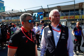 Masashi Yamamoto, General Manager, Honda Motorsport, en Helmut Markko, adviseur, Red Bull Racing, op de grid
