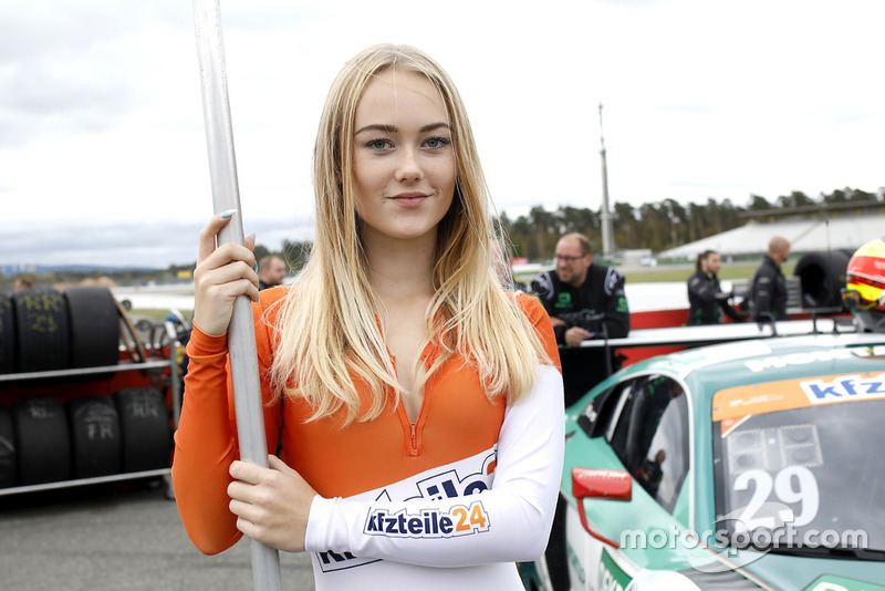 Una chica de la parrilla para #29 Montaplast by Land-Motorsport Audi R8 LMS: Jake Dennis, Christopher Mies