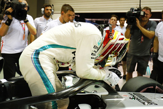 Lewis Hamilton, Mercedes AMG F1 W09 EQ Power+, festeggia dopo aver conquistato la Pole Position